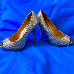 Badgley Mischka Pewter Metallic Heels pumps size 6